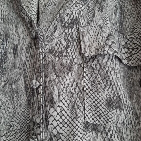 TORRID / Light Georgette Utility Button Down Blouse Snake Pattern Sz 2X - Picture 7 of 16